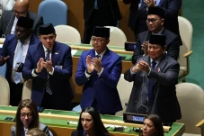 Prabowo Beri Standing...