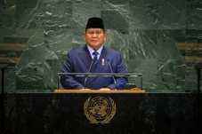 Prabowo Ajak Dunia Gunakan...