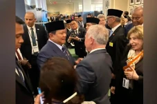 Prabowo Dapat Pelukan...