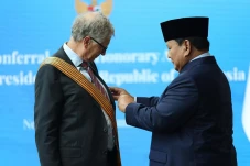 Prabowo Anugerahkan...
