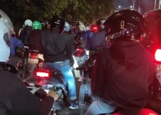 Cerita Pemotor Terjebak...