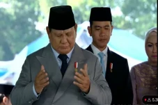 Diiringi Lagu Gugur...