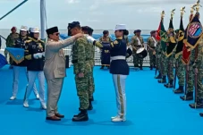 Prabowo Sematkan Tanda...
