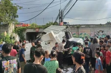 Truk Terjun dari Tol...