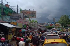 Ribuan Orang di Puncak...
