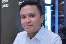Roy Suryo ke Makam Keluarga...