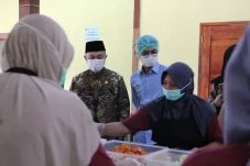 Tinjau SPPG di Bantul,...