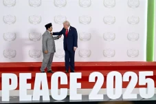 Momen Trump Sapa Prabowo:...