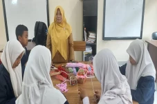 Dedikasi Guru Eti Karwati...