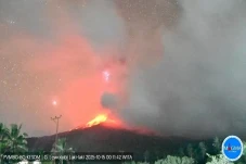 Gunung Lewotobi Laki-laki...