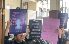 Poster Protes Warnai...
