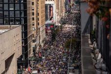Demo Anti-Trump Guncang...