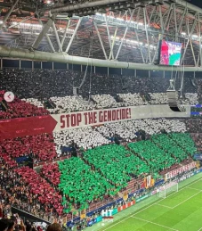 Koreografi Raksasa Bendera...
