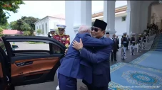 Prabowo Sambut Hangat...