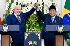 Presiden Lula Beri Hadiah...