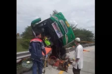 Bus Wisata Terguling...