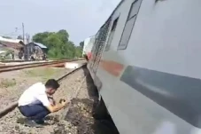 KA Jurusan Gambir-Kroya...