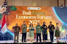 Di Tengah Gugatan Cerai...