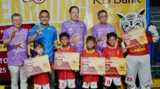 KB Bank Berikan Beasiswa...
