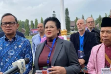 Connie Bakrie Dorong...