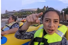 Banana Boat Hampir Kebalik!...