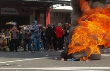 Massa Bakar Ban saat...