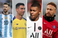 10 Pesepak Bola dengan...