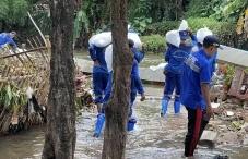 Petugas SDA Tambal Tanggul...