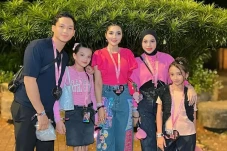 4 Potret Artis Nonton...