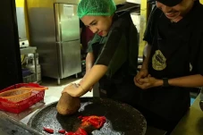 Azia Belajar Ngulek...