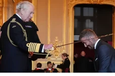 Raja Charles III Anugerahi...