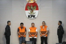 4 Gubernur Riau Terseret...
