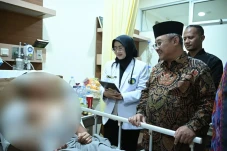 Jenguk Korban Ledakan...