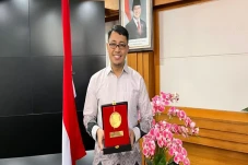 Aktif Riset, Profesor...