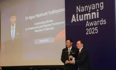 AHY Dapat Penghargaan...