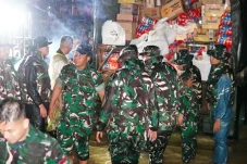 Tinjau Korban Banjir...
