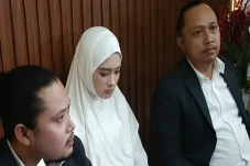 Muncul ke Publik, Inara...