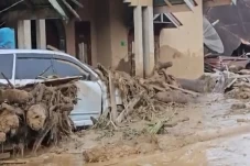 300 Korban Masih Tertimbun...