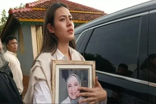 Raisa Peluk Foto Ibunda...