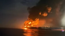 Dua Kapal Tanker yang...