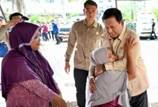 Prabowo Temui Pengungsi...