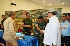 Menko Airlangga Salurkan...