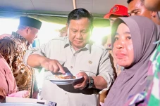 Kunjungi Pengungsian,...