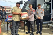 Tinjau Posko Pengungsian...