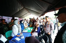 Tinjau Pengungsi di...