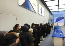 Ponsel Lipat Tiga Samsung...