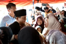 Tinjau Posko Pengungsian...