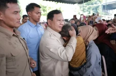 Pelukan dan Air Mata...