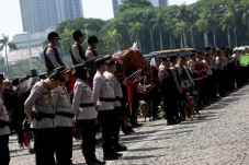 Pengamat: Penempatan...