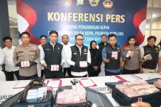 Bawa Rp7,7 Miliar ke...